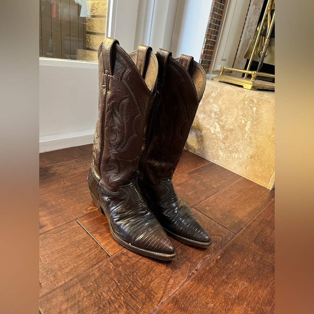 Justin ladies authentic cowboy boots. Dark brown color. Excellent condition - Picture 2 of 10